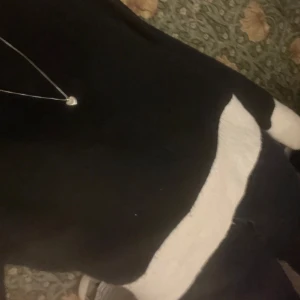 Stickad tröja - Köpt för länge sen på hm. Bra skick har bara några nopprar från mina andra stickade tröjor. Super snygg! Skriv för flera bilder ❤️‍🔥❤️‍🔥