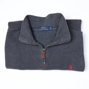 Grå stickad tröja från Ralph Lauren - Nu säljer vi denna Ralph lauren half zip. Tröjan är ett perfekt varmt och mysigt plagg att ha inför hösten. Tröjan har använts, men har inga fel eller defekter. Skick: 9/10. Nypris: ca 2000 kr. Om du har några frågor, tveka inte att kontakta oss. Alla bilder är självtagna.( Killen på bilden är 177 cm lång och bär i vanliga fall storlek S )