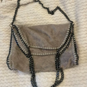Stella McCartney liknande väska❣️ - Tyget gick sönder inuti så jag klippte bort det men den funkar fortfarande lika bra men därav priset (skriv för fler bilder på insidan)❤️