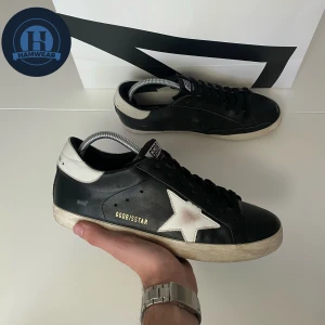 Golden Goose Skor - Tja, säljer dessa Golden Goose Skor i 9/10 skick, använd sparsamt i 3 veckor, alla slitningar/missfärgningar är design, nypris ca 5500kr säljer för endast 2199kr, bästa pris på marknaden, vid fler bilder / frågor skicka Pm 📩 // Mvh HamWear