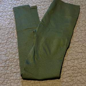 Green training tights from Fabletics