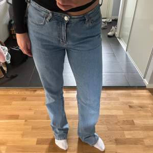 Ett par så sjukt snygga jeans som tyvärr blivit lite för stora för mig. Dessa är väldigt långa så perfekt för dig som är 168 som mig, men framförallt om du är längre som ni ser på tredje bilden!   Skit snygga, en stor favorit i min garderob