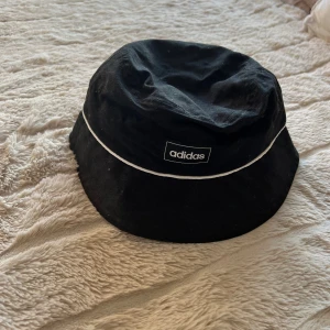Adidas bucket hat  - Oavnvänd bucket hat från adidas. Onesize (sitter bra på vuxna).