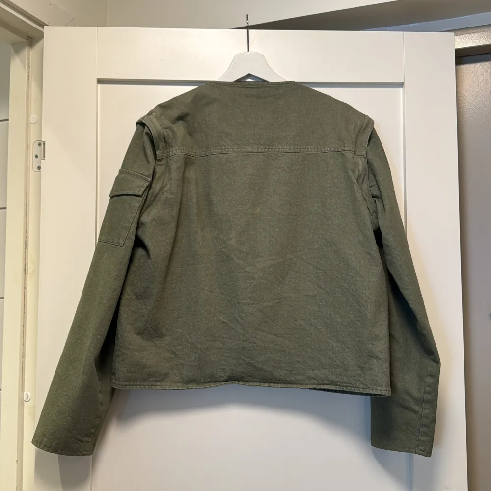 Original price: 2900kr // Sold out Djerf Avenue Utility Jacket Green in XXS. Can fit XXS-S (Im an S), depending on the fit you want. Measurements: last picture.  Disclaimer: back is stained, some light ones shown in pictures. . Jackor.