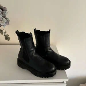 Boots  - Säljer mina boots, lite sletna på själva nosen som ni kan se på bilderna annars fint skick. 