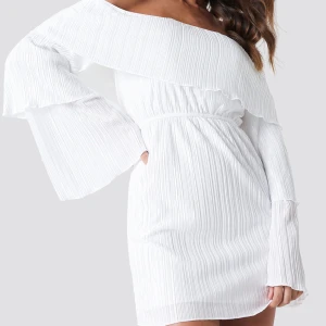 Andrea hedenstedt x nakd - Klänning från gammal kollektion, Andrea hedenstedt x nakd. Offshoulder storlek 34.  Aldrig använd endast testad.  250kr inkl frakt