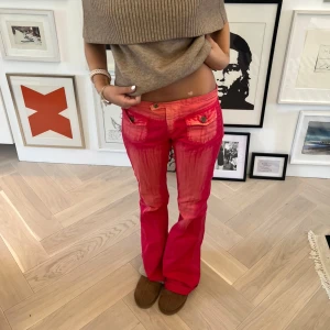 Loisjeans  - Säljer nu dessa favoriter som är så efterfrågade!! Älskar älskar älskar dessa jeans som jag köpte vintage från märket Lois, sitter perfekt på mig som brukar bära 34 och är långa på mig som är 160🩷❤️‍🔥