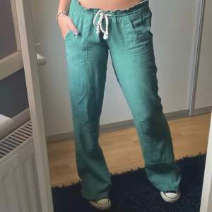 Säljer ett par lågmidjade bootcut gröna linnebyxor med snörning i midjan från Roxy. I bra skick, skriv vid frågor!!