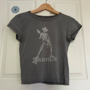 Grå Brandy t-shirt - Gullig Brandy Melville baby t-shirt i använt men gott skick. Är i ”one size” men passar som en S/M 💕