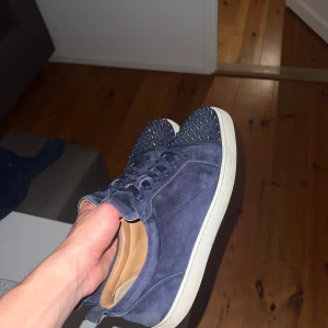 Christian Louboutin  - Ett par feta skor köpta här på Plick i storlek 44