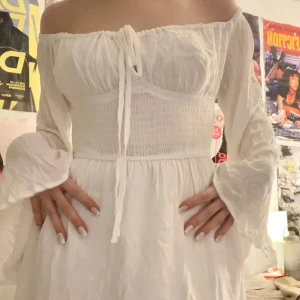 Klänning  - Jätte söt sommarklänning, tänkte använda som studentklänning men valde en annan. Aldrig använd och lappen är kvar. Är 156cm och brukar bära S. Skriv för fler bilder eller mått🥰