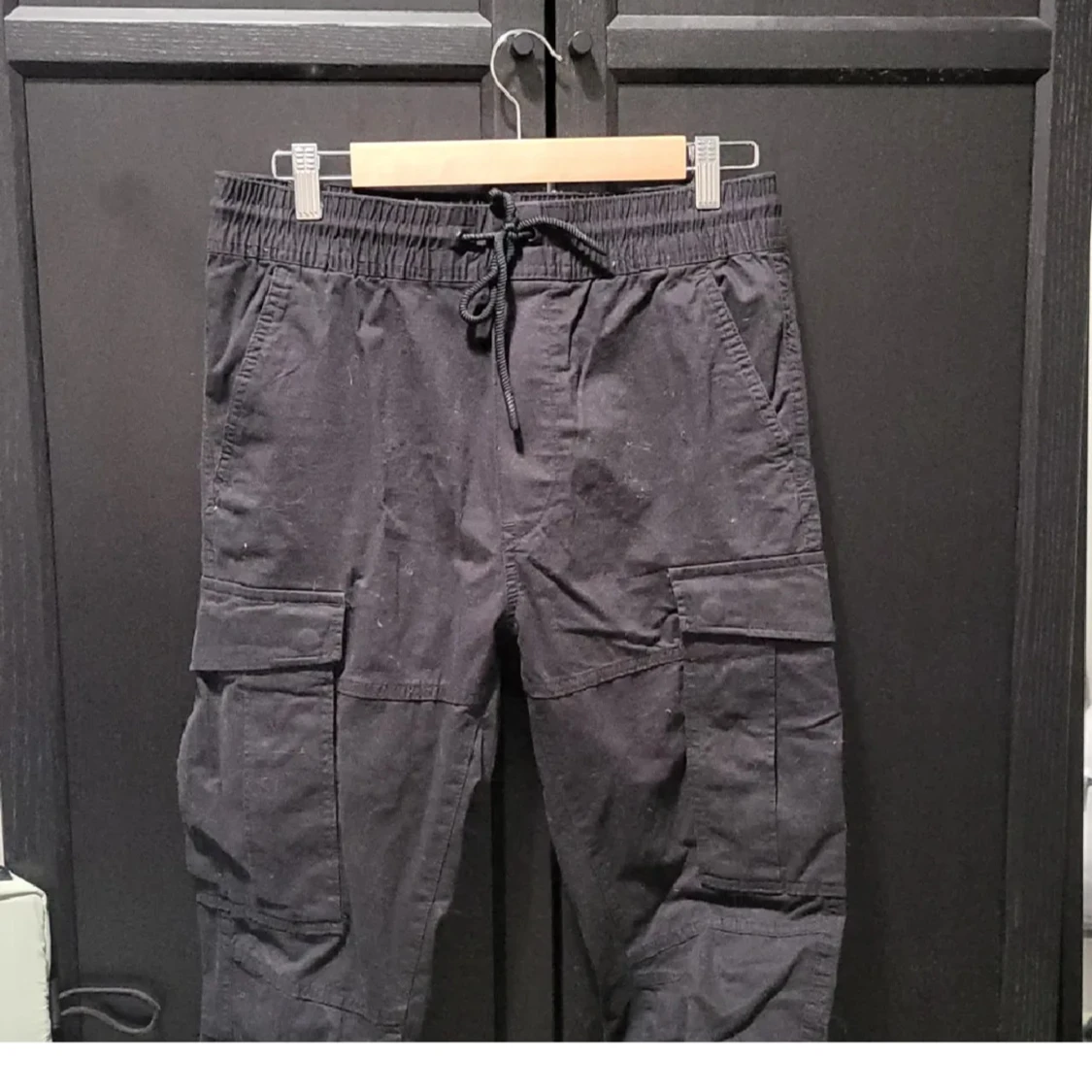 Svarta cargopants från H&M - 90