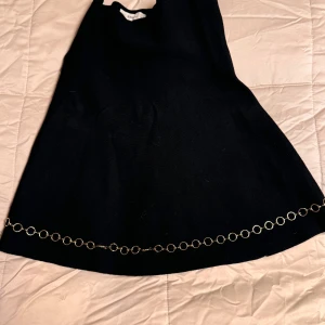 Stickad kjol från Zara strl S. - Stickad kjol från Zara i storlek S. Endast använd vid ett tillfälle.