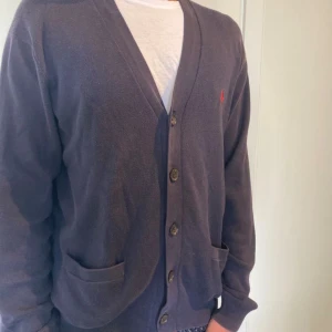 Ralph lauren Cardigan - Hej, jag säljer nu min Ralph lauren cardigan, den är i storlek M och sitter lite löst på mig som är 177cm. Hör av er vid frågor eller funderingar😄