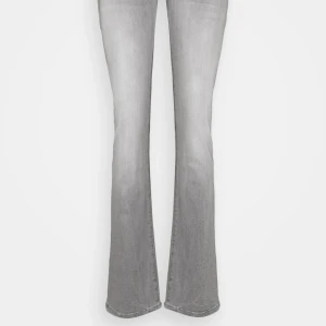 Ltb jeans Valerie  - Säljer mina ltb jeans då dem är för stora för mig i midjan. Använda ca 2 gånger, som nya. Jag är 180cm lång och dem sitter perfekt i längden. Original pris 950kr. 