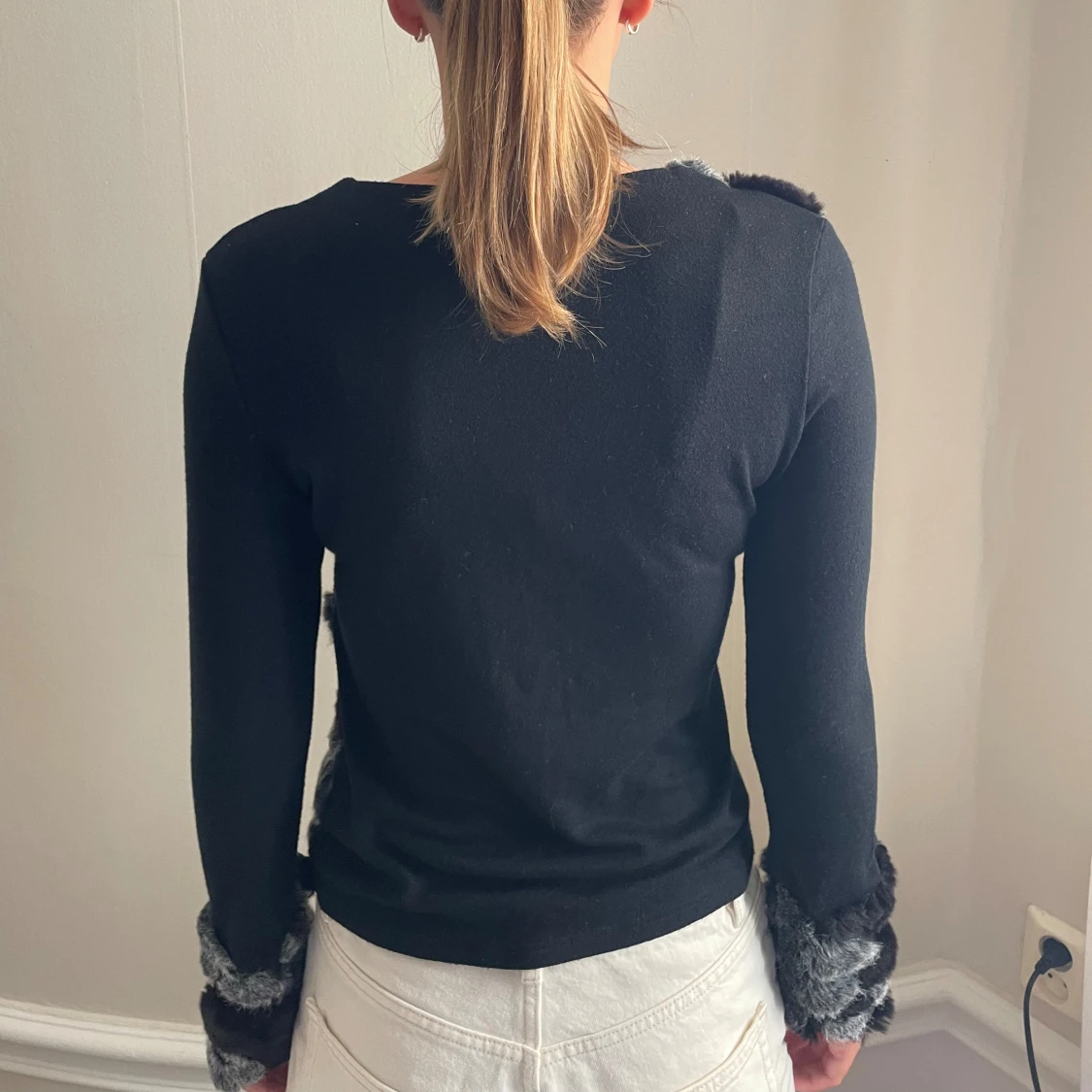 Långärmad tröja men pälsdetaljer - 90