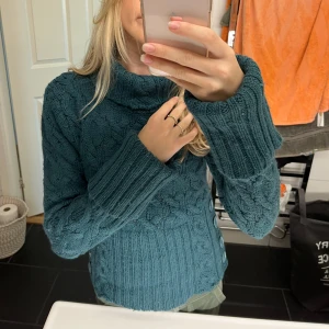 Grön stickad tröja - Jättefin stickad tröja! Superbra skick och jätte mysig 💕 