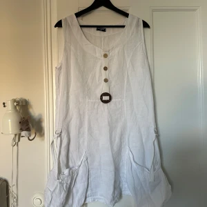 Vit linneklänning - Vit klänning i linne köpt i Italien. Storlek S men ganska stor i storleken.