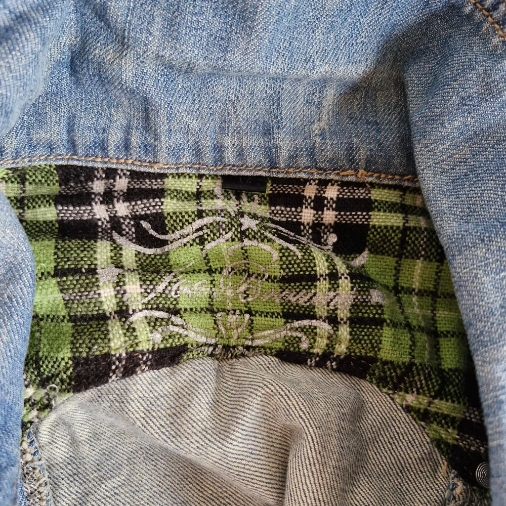 Säljer en cool vintage jeansväst från Joe Brown's! Västen har en sliten look med flanneldetaljer och fickor framtill. 100% bomull. Uppsydd på 90-talet. Perfekt för en avslappnad eller alternativ stil :) Uppskattar till en M, mått kan fås vid intresse!. Jackor.