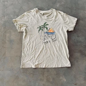 T-shirt med tryck  - En as fet T-shirt med tryck!🥳 Den passar storlek XS!🤩Använd 4 gånger så den är i mycket fint skick🤩🤑 Oklart vilket märke det är🤝🎉 Köpte den för 700kr💸🎉 Men säljer den för endast 240kr💸💸🤩 Vid minsta fundering så kontakta mig🎉🥳✌️👍🤩💸