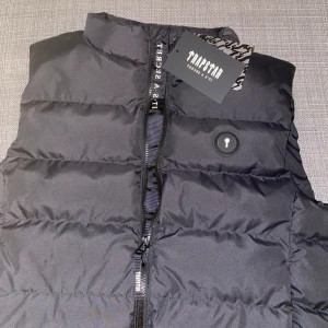 Trapstae väst - Helt ny ✅, passade inte mig därför kag säljer den. Jag har kvittot från trapstar. 