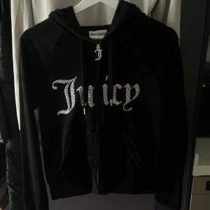 Juicy Couture - Säljer denna näst intill nya luvtröja från juicy couture i storlek M. Den är endast använd 2 gånger och är i väldigt gott skick. Köptes för 1200kr och säljer den för 700kr