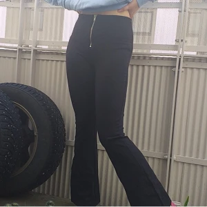 Flare - Sälker nu mina svarta flare tigts. Super fint skick och använda vid tvp 2 tillfällen.