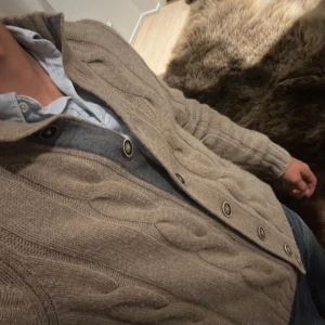 Gran Sasso cardigan - Snygg cardigan från Gran Sasso. Nypris ligger på runt 3000-4000 kr. Mitt pris 449 kr! Storlek M⭐️💫