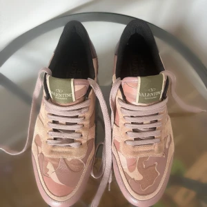 valentino sneakers - För stora så kommer inte till användning. De är köpta på ABCD butiken i malmö. Köptes för 6399 kr. 