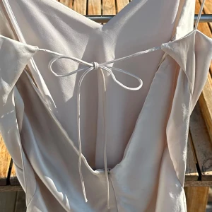 Satin klänning Zara - Festlig klänning i färgen beige/champagne färg satin. Storlek M men skulle säga att den är i storlek S