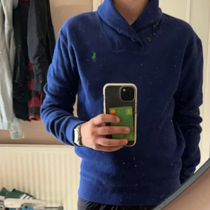 Ralph lauren tröja med krage - Detta är en Ralph lauren tröja med en krage man kan ställa in på två olika sätt. Skicket på tröjan är 6-10 då man ser svaga tecken av användning. Nypris 999kr. Ifall ni har några fler frågor är det bara att höra av sig!!!!