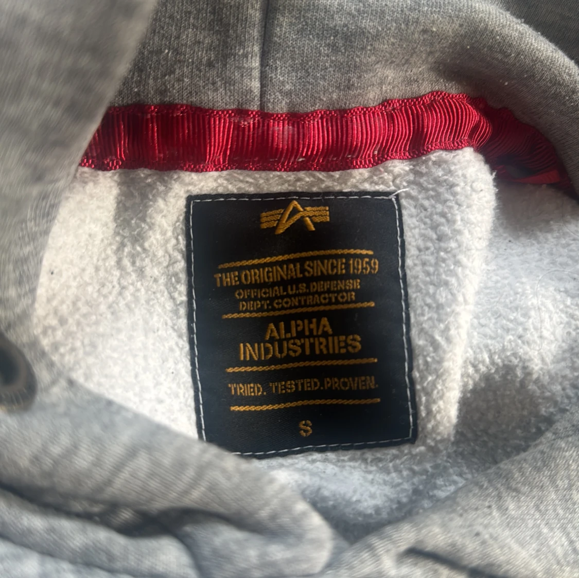 Grå hoodie från Alpha Industries - 91