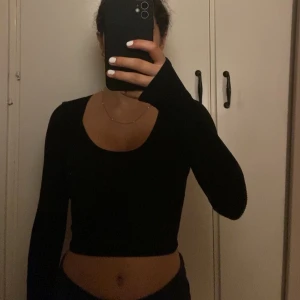 Svart tröja - Svart croppad tröja från new yorker. Bra skick lite nopprig på vissa ställen men syns inte. Storlek XS/S.