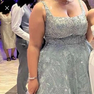 Festklänning - Säljer nu en fin festklänning för 3500kr (köpt för 8000kr) i storlek 44, använd 1 gång i några timmar. Går inte att frakta eller mötas då klänningen väger mycket, utan man får helst ta sig till mig🤍