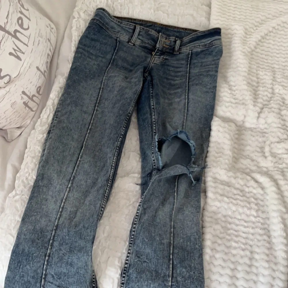 Snygga jeans från monki, klippt hål själv och har används ca. 3 gånger💕 Köpta för 500:- . Jeans & Byxor.