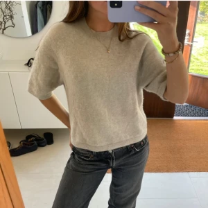 Stickad tröja - Säljer denna populära stickade tröja från & Other Stories! Storlek XS men passar även S och M. 