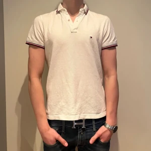 Tommy hilfiger piké  - Tommy hilfiger piké. Passar runt 165-175. Säljer för den har blivit för liten på mig. Skick 8/10