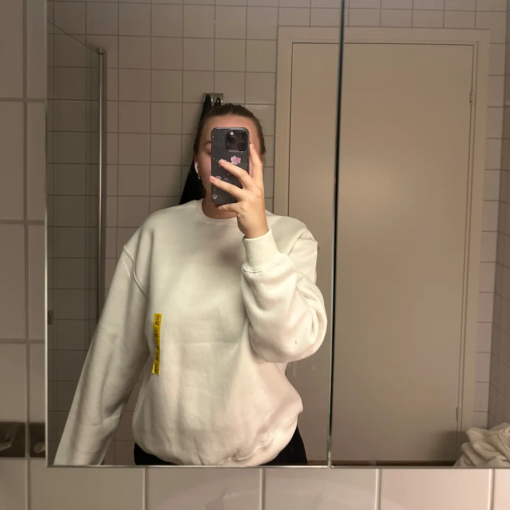 En supermysig sweatshirt från Pull and Bear. Helt ny med lapparna kvar i storlek S. Lite krämvit i färgen💕. Hör av er vid frågor🌸. Hoodies.