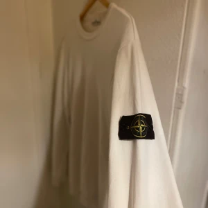 Stone Island tröja - Säljer min stone island tröja, köpt på plick men passade ej mig, synliga tecken på användning vid vissa ställen men inget seriöst  Öppen för byten.