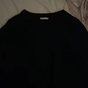 Svart stickad tröja - Säljer denna fina stickade tröjan från hm!🥰