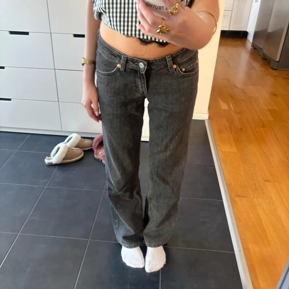 Lowwaist jeans i rak modell från weekday. Jeansen har en snygg ljusare svart tvätt! Jeansen är i super bra skick. Storlek xs. Köpta för 500kr och pris kan diskuteras vid snabb affär!🤗💕. Jeans & Byxor.