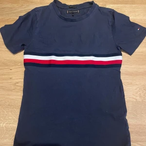 Tommy hilfiger tröja -  Tommy hilfiger t shirt  Ganska bra skick Bra passform  Storlek 152