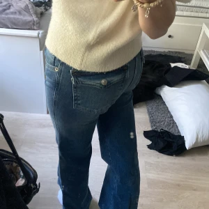 Låg midjade jeans - Säljer mina low waist jeans ifrån lager 157 då jag inte använder dom så mycket 🥰🥰 jätte bra skick. Använts typ 4 gånger och har inga defekter alls😍