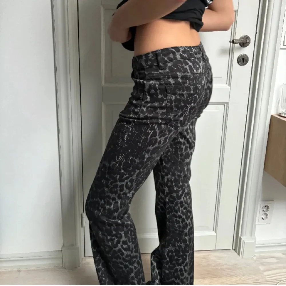 Säljer dessa super snygga leopard jeans ifrån calzedonia. Bilderna är lånade men jag kan skicka fler bilder privat💕💕. Jeans & Byxor.