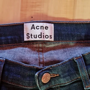 Acne  - Som nya och sitter bra. Köptes direkt från acne ett par år sen fast sitter inte lika bra som dom gjorde innan. Kom med bud. Postar samma eller nästa dag.