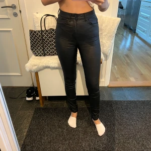 Svarta högmidjade skinny jeans - Säljer ett par svarta högmidjade skinny jeans. De är superbekväma och sitter som en smäck! Perfekta för både vardag och fest. 🖤