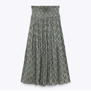 Långkjol från Zara - En så fin kjol från zara som tyvärr inte kommer till användning😭❤️ snörena i midjan är lite slitna (bild 3) därav priset, förutom det är den i nyskick💓💓