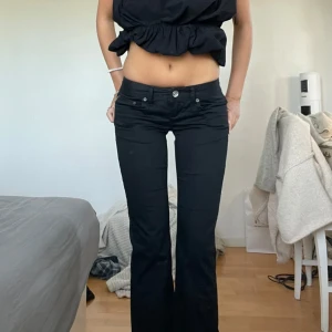Svarta vintage LTB jeans💋 - Följ för liknande plagg! As snygga vintage lowwaist bootcut ltb jeans! Storlek w26 l32 i perfekt skick Midja 34cm  Innerbenslängd: 70cm  Ytterbenslängd: 90cm  Lår: 24 cm  Passar någon som är ca 160 cm lång! Tryck köp nu eller hör av dig❤️