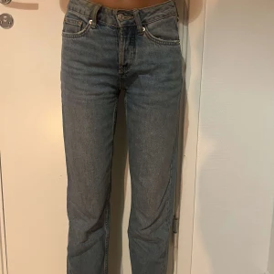 Ljus blåa jeans  - Ett par låg midjade jeans 