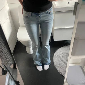 Bootcutjeans - Jättefina bootcutjeans från weekday i modellen Flame. Köpta här på Plick men dem blev tyvärr lite för långa för mig då dem är uppsprättade vid benen. Storlek 28/34, 💗
